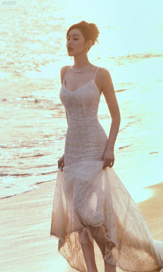 落日下的海滩张天爱穿吊带半透长裙展现完美身材（第5张/共12张）