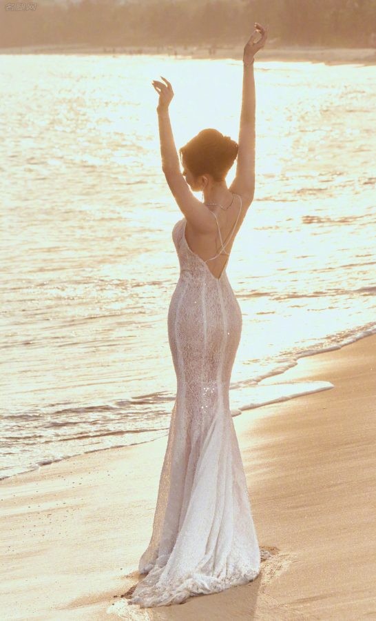 落日下的海滩张天爱穿吊带半透长裙展现完美身材（第7张/共12张）