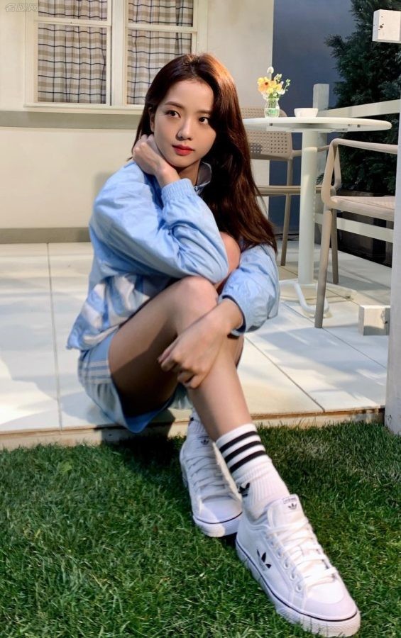 韩国美少女金智秀在花园里展露她笔直的美腿（第3张/共5张）