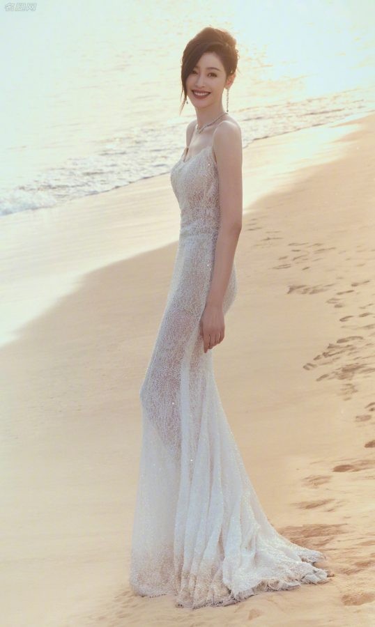 落日下的海滩张天爱穿吊带半透长裙展现完美身材（第6张/共12张）