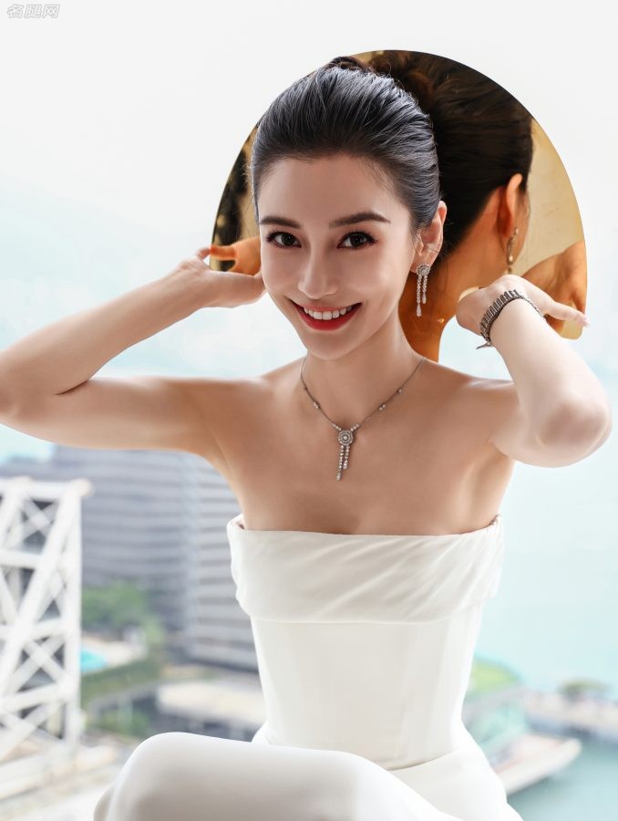 Angelababy穿纯白抹胸晚礼服出席香港国际影视展妆容精致唇红齿白（第1张/共4张）