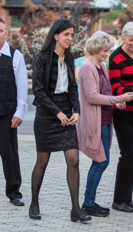 匈牙利美女议员Zsófia Koncz腿穿黑丝参加活动（第3张/共4张）