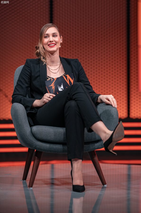 女主持人Sjokz (Eefje Depoortere)穿尖头细高跟亮鞋底（第1张/共7张）