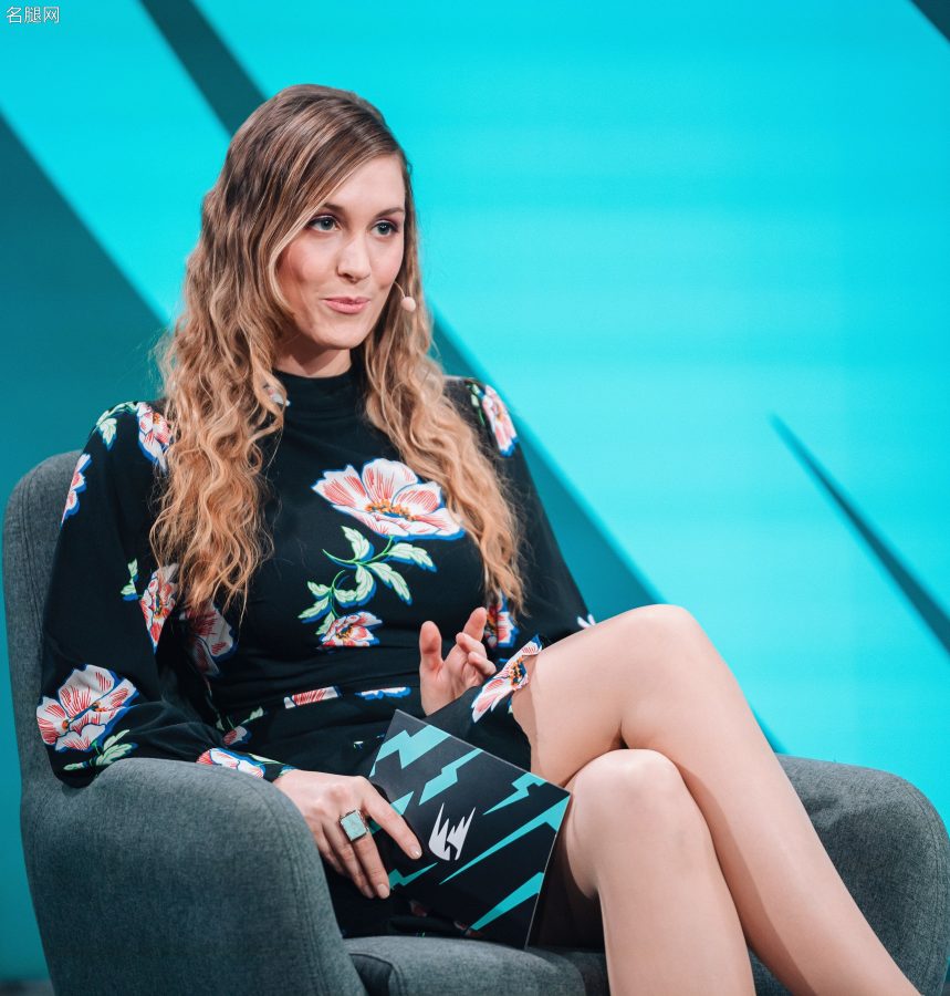 比利时主持人Sjokz (Eefje Depoortere)腿穿丝袜高跟翘二郎腿（第4张/共6张）