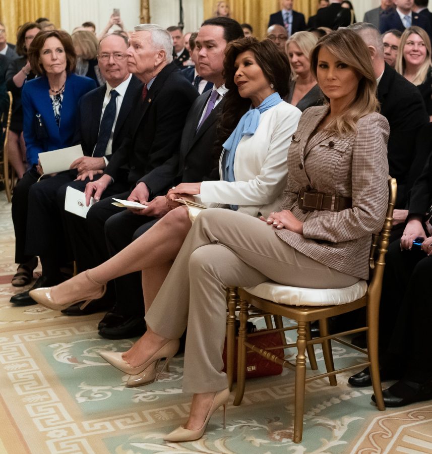 Melania Trump裤装配女王细高跟翘腿坐姿（第1张/共6张）