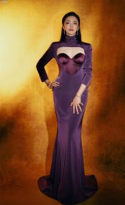 姚晨化身暗夜玫瑰亮相时尚芭莎年度派对,镂空礼服设计感十足