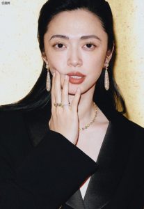 姚晨美腿穿黑色丝袜配高跟鞋登上《T锦绣》七月刊封面