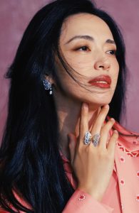 姚晨穿白裤踩红色细高跟翘腿坐姿尽显优雅