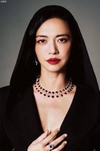 姚晨气质冷艳穿利落西装秀出完美的红丝袜长腿