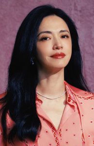 姚晨穿白裤踩红色细高跟翘腿坐姿尽显优雅