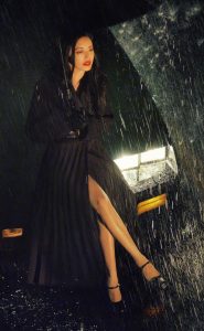 长腿御姐姚晨为《时装》杂志雨夜大片