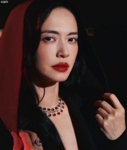 姚晨气质冷艳穿利落西装秀出完美的红丝袜长腿