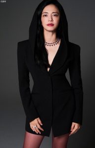 姚晨气质冷艳穿利落西装秀出完美的红丝袜长腿