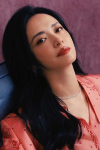 姚晨穿白裤踩红色细高跟翘腿坐姿尽显优雅