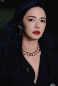 姚晨气质冷艳穿利落西装秀出完美的红丝袜长腿