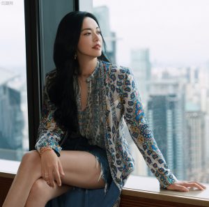 姚晨出席第十七届海峡论坛穿牛仔热裤大秀长腿