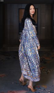 姚晨出席第十七届海峡论坛穿牛仔热裤大秀长腿