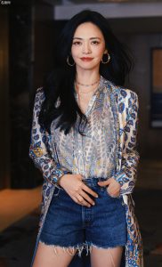 姚晨出席第十七届海峡论坛穿牛仔热裤大秀长腿