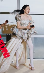 姚晨美腿穿黑色丝袜配高跟鞋登上《T锦绣》七月刊封面