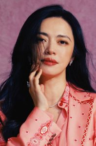 姚晨穿白裤踩红色细高跟翘腿坐姿尽显优雅