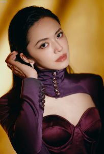 姚晨化身暗夜玫瑰亮相时尚芭莎年度派对,镂空礼服设计感十足